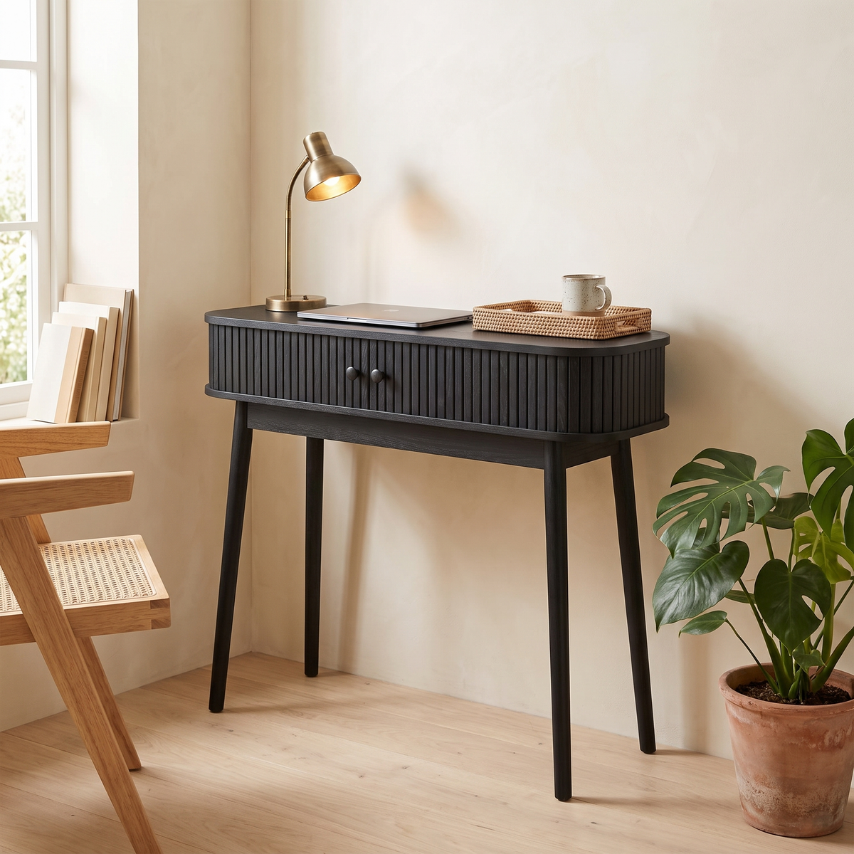Aparador Nikko preto num ambiente de escritório com candeeiro em latão e cadeira em cana