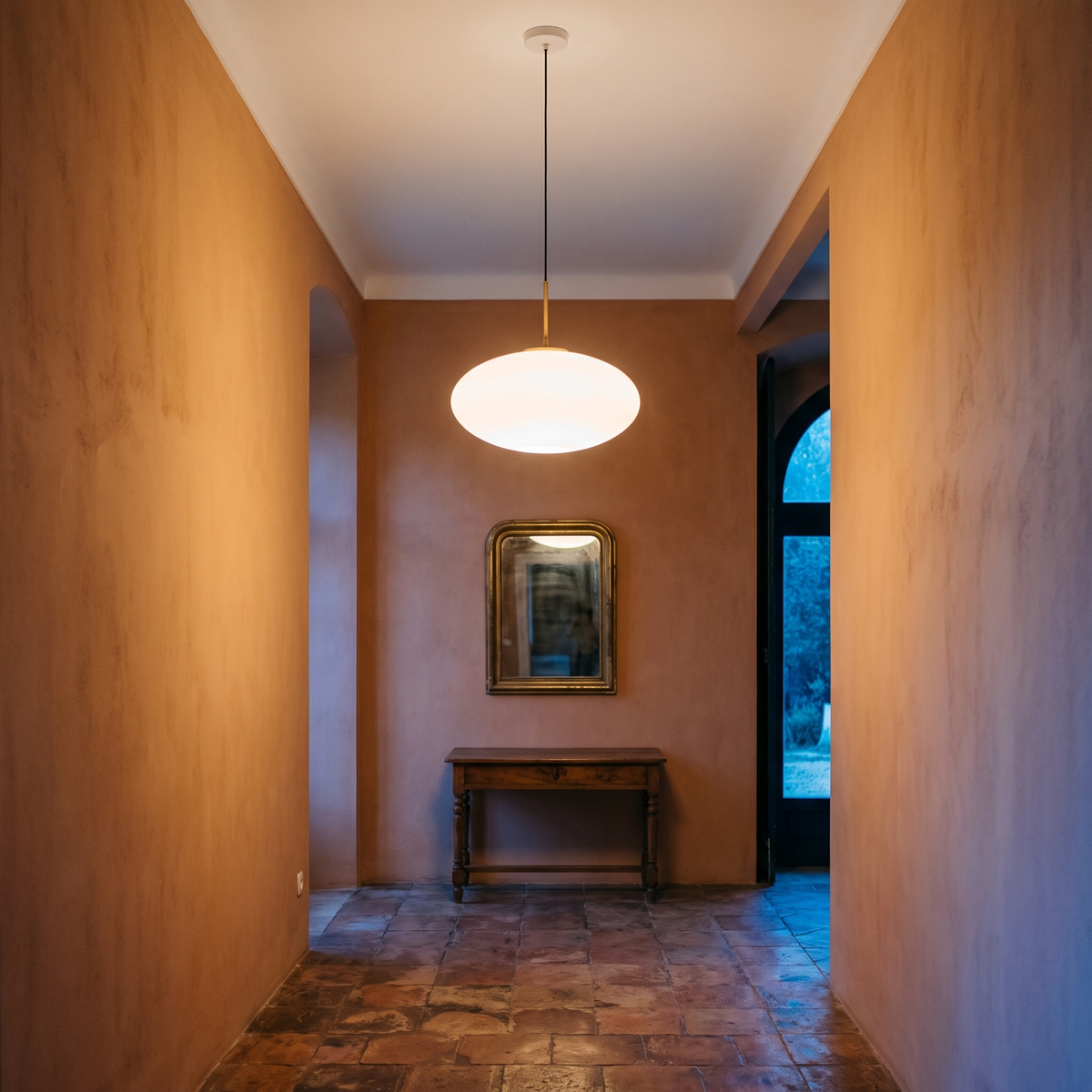 Candeeiro Suspenso Muse Elipse em Vidro Opalino e Latão, Branco — Ø 40 × 36 cm — ambiente