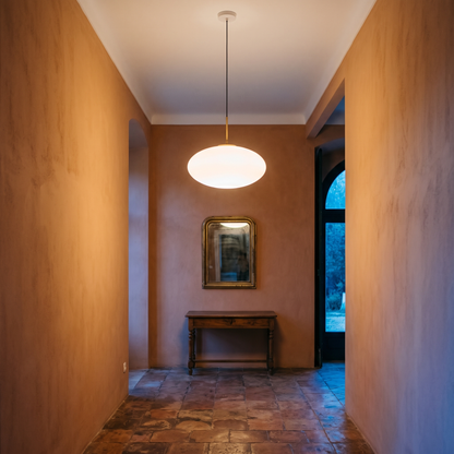 Candeeiro Suspenso Muse Elipse em Vidro Opalino e Latão, Branco — Ø 40 × 36 cm — ambiente