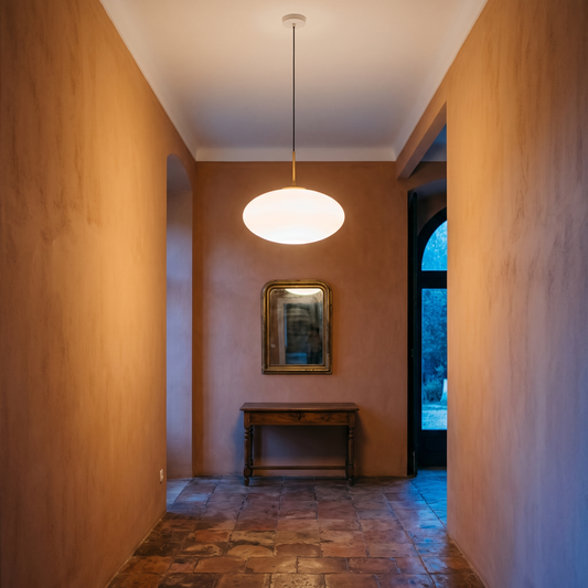 Candeeiro Suspenso Muse Elipse em Vidro Opalino e Latão, Branco — Ø 40 × 36 cm — ambiente