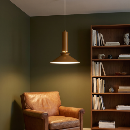 Candeeiro Suspenso Coney em Alumínio e Ferro, Mostarda — Ø 40 × 42 cm — ambiente
