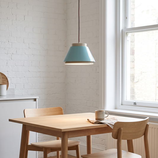Candeeiro Suspenso Remi em Ferro Brilhante, Azul e Bege — Ø 25 × 15 cm — ambiente