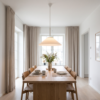 Candeeiro Suspenso Solid em Vidro Opalino Estriado, Branco e Areia — Ø 44 × 34 cm — ambiente