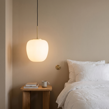 Candeeiro Suspenso Muse Redondo em Vidro Opalino e Latão, Branco — Ø 25 × 36 cm — ambiente
