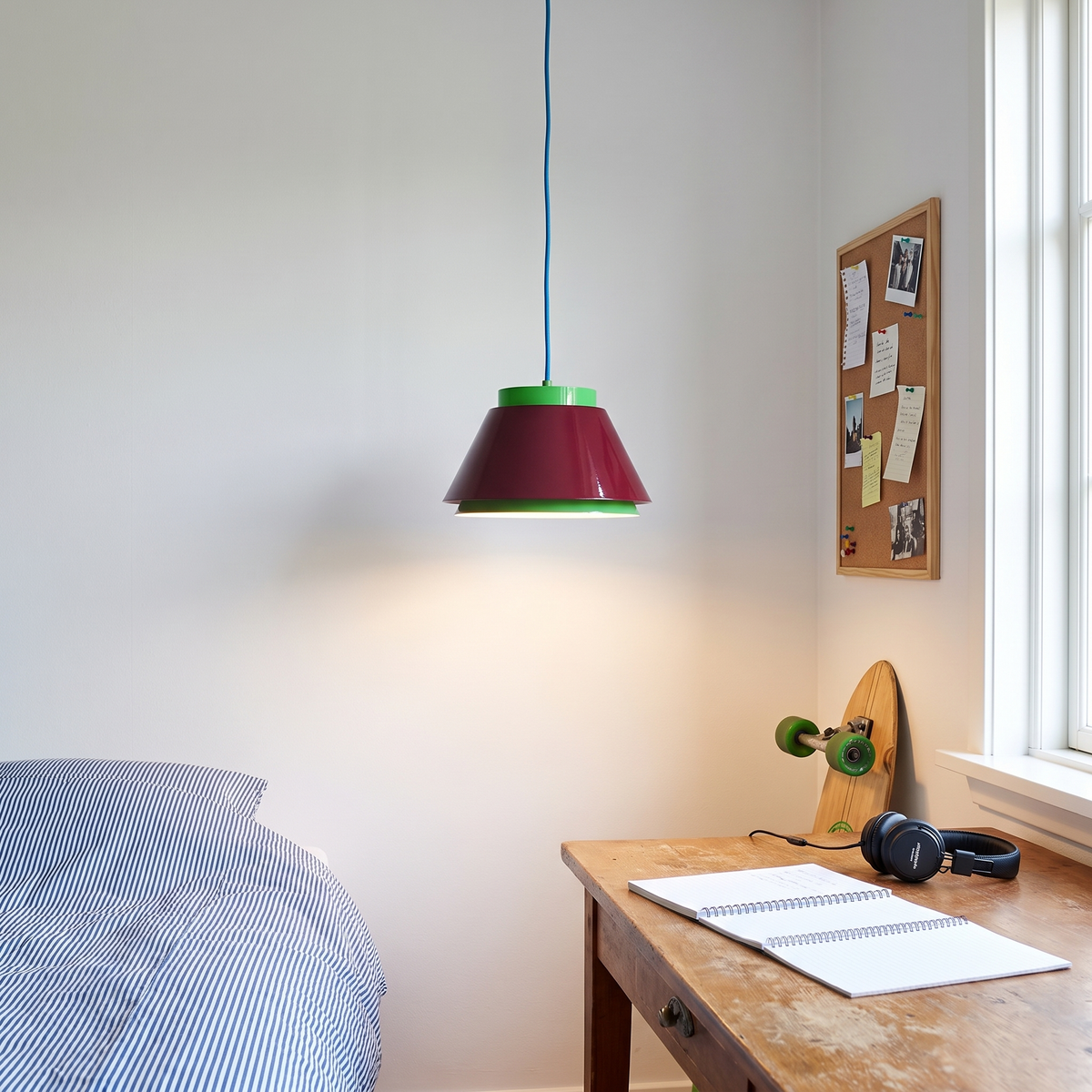 Candeeiro Suspenso Remi em Ferro Brilhante, Verde e Vermelho — Ø 25 × 15 cm — ambiente