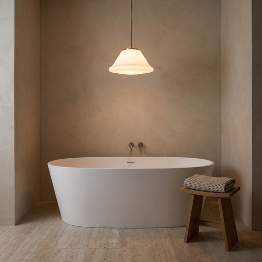 Candeeiro Suspenso Muse Triangular em Vidro Opalino e Latão, Branco — Ø 40 × 38 cm — ambiente