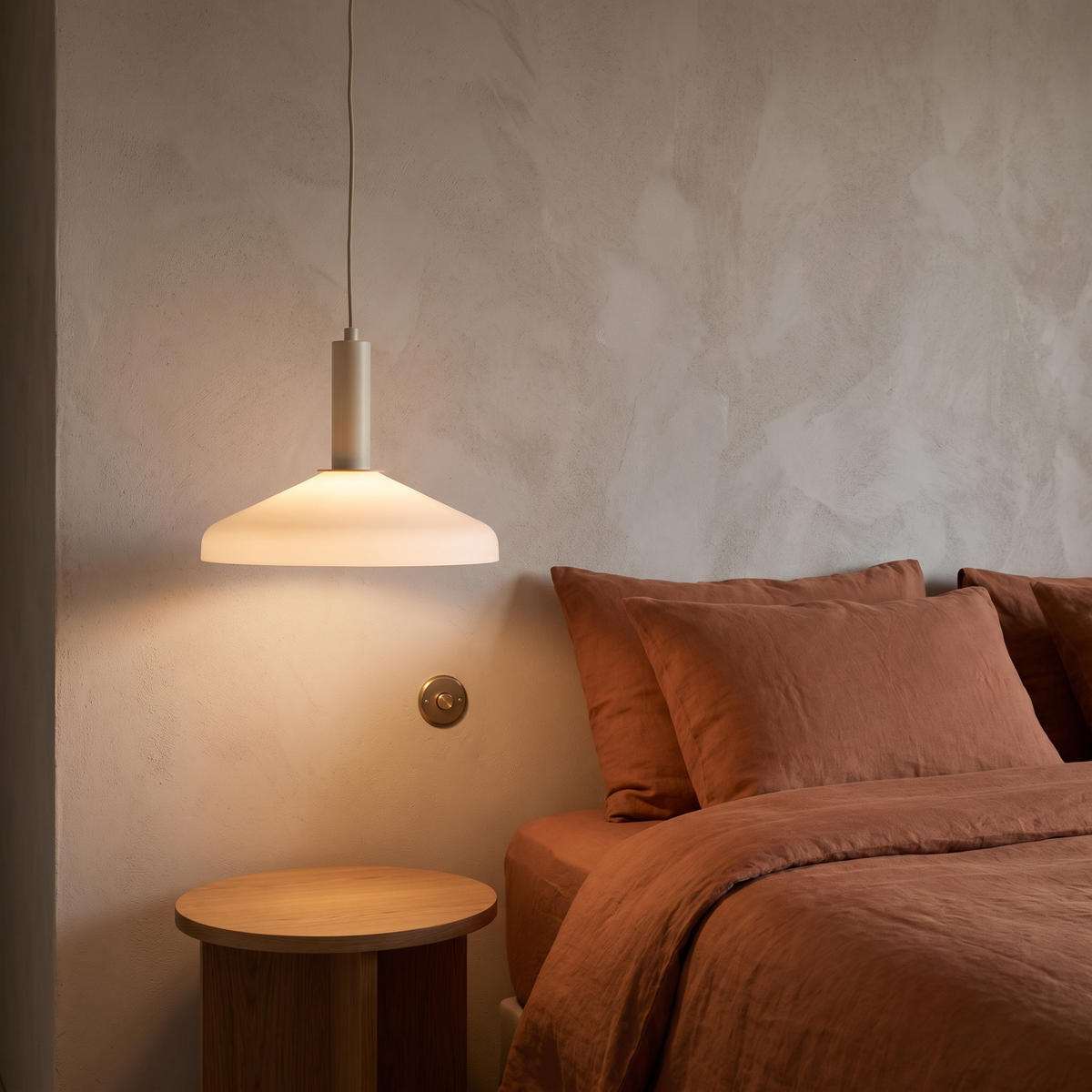 Candeeiro Suspenso Apollo em Vidro e Ferro, Areia e Laranja — Ø 35 × 28 cm — ambiente