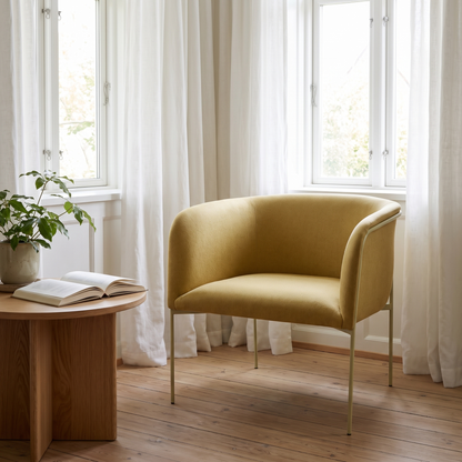 Poltrona Eyrie em Tecido e Aço, Amarelo — 89 × 58 × 78 cm — ambiente
