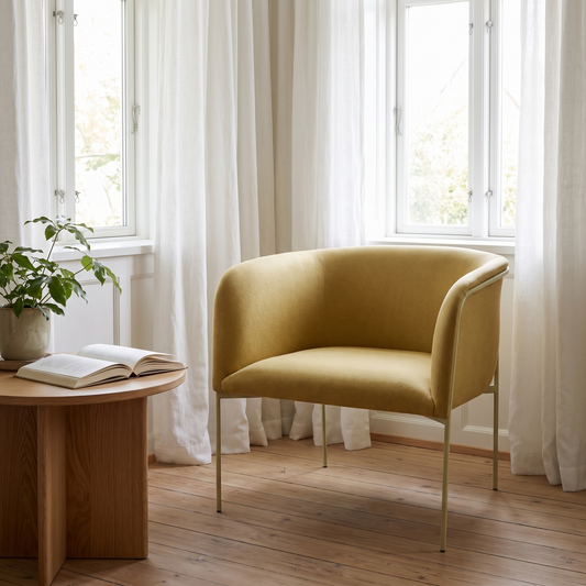 Poltrona Eyrie em Tecido e Aço, Amarelo — 89 × 58 × 78 cm — ambiente