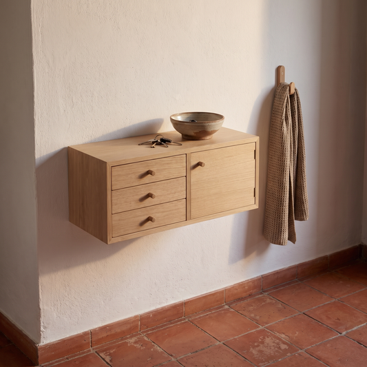 Prateleira de Parede Piccolo com Gavetas e Porta em Carvalho, Natural — 50 × 22 × 20 cm — ambiente