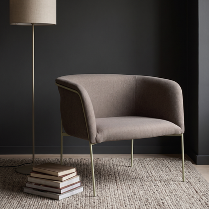 Poltrona Eyrie em Tecido e Aço, Castanho — 89 × 58 × 78 cm — ambiente