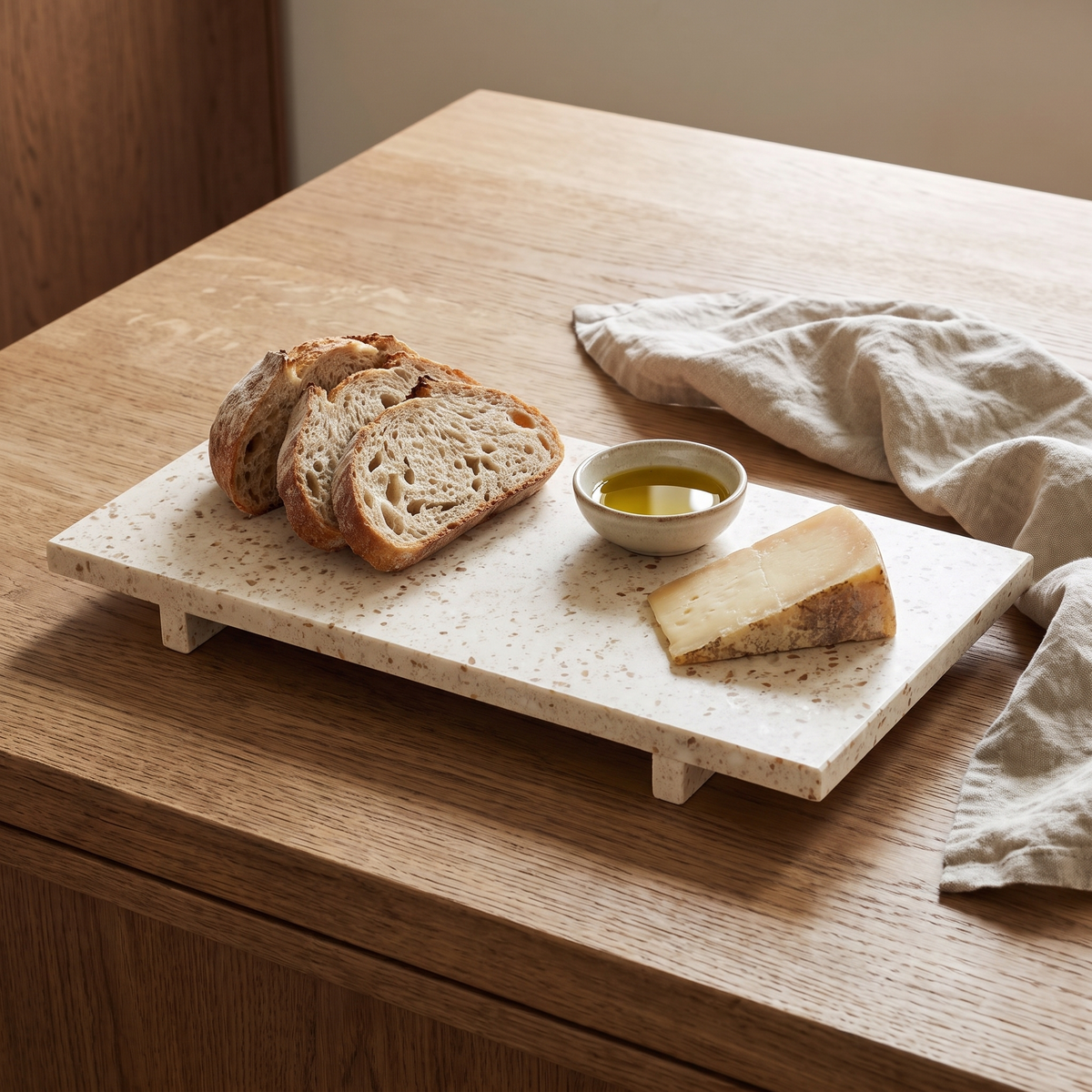 Tabuleiro em Terrazzo com Pés, Bege — 40 × 20 × 4 cm — ambiente