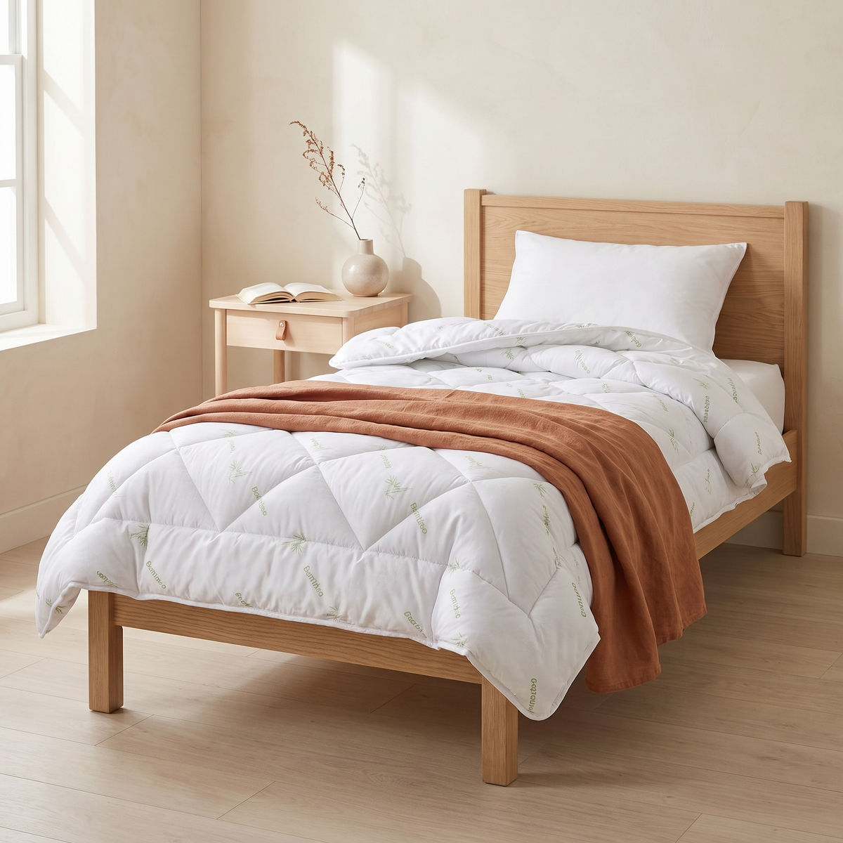 Edredão Bali toque de bambu branco numa cama individual, quarto quente em tons creme e terracota