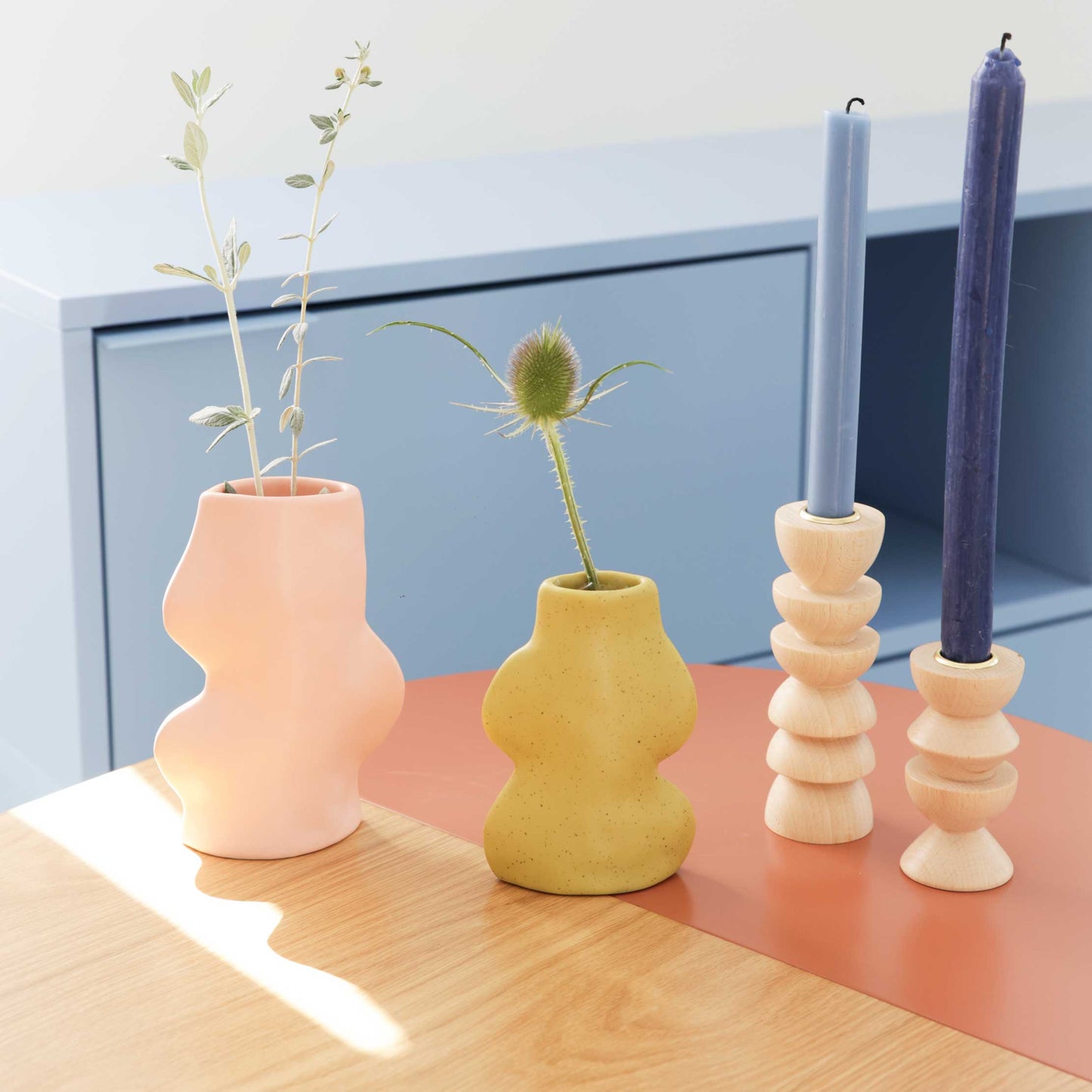 Vaso cerâmico Fluxo Médio Rosa — ambiente moderno