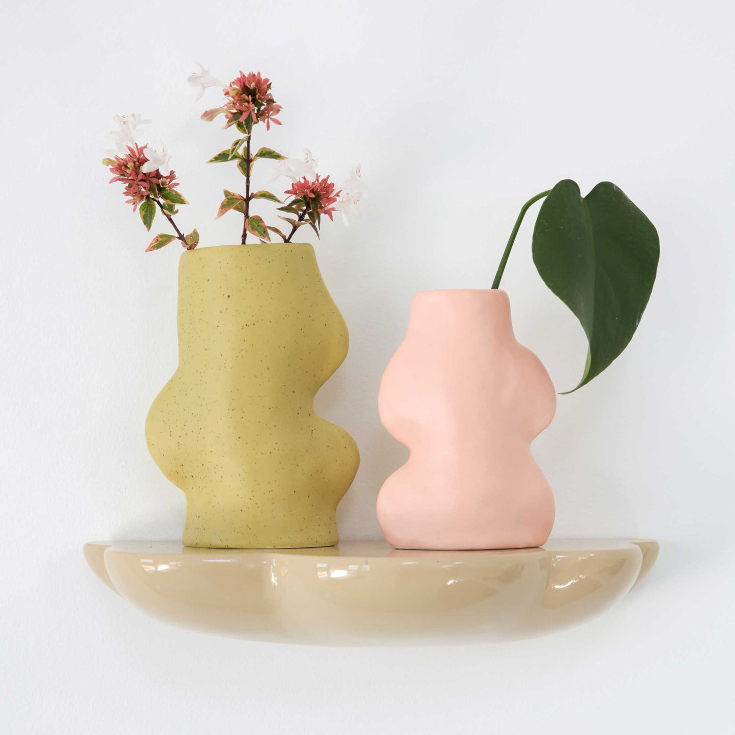Vaso cerâmico Fluxo Verde Pistácio — com flores em mesa
