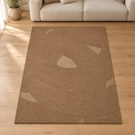 Tapete Pune castanho de 160 × 230 cm, inteiramente visível numa sala com pavimento de madeira.