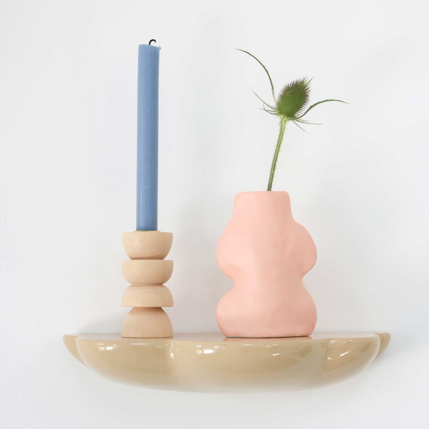 Vaso cerâmico Fluxo Pequeno Rosa — com flores em mesa decorativa