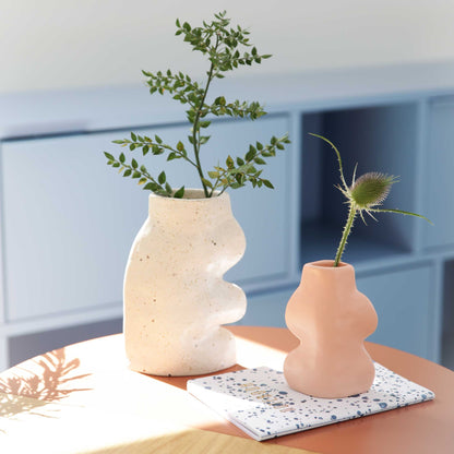 Vaso cerâmico Fluxo Pequeno Rosa em ambiente moderno