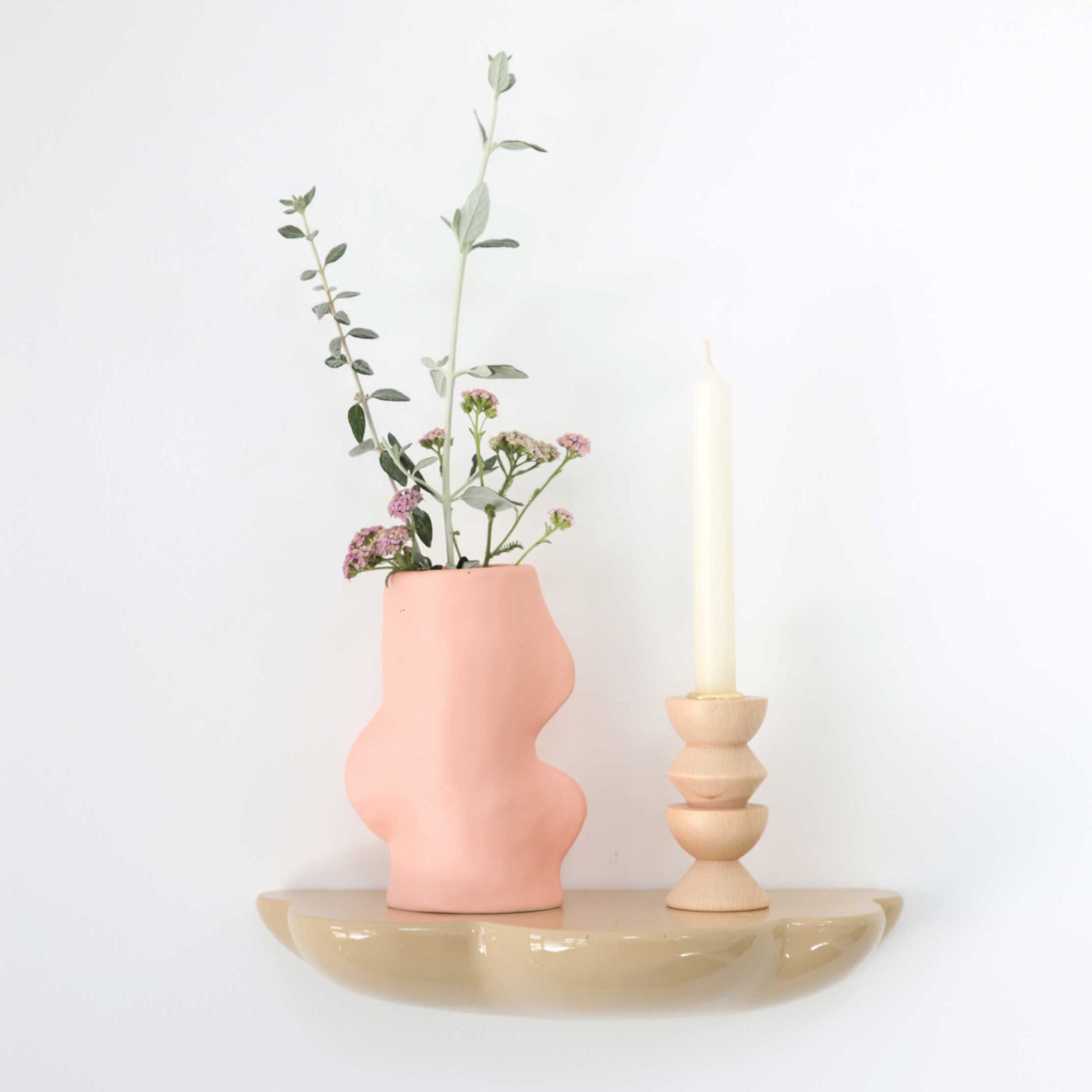 Vaso cerâmico Fluxo Médio Rosa — composição com castiçal